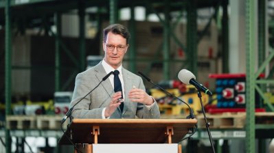 Ministerpräsident Wüst spricht in der Fabrikhalle von Mennekes