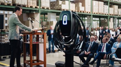 Ministerpräsident Wüst spricht in der Fabrikhalle von Mennekes