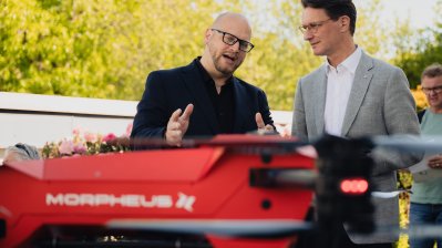 Ein Mitarbeiter erklärt Ministerpräsident Wüst die Funktionsweise der Drohnen