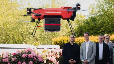 Eine mit einer Lieferung beladene Drohne hebt ab