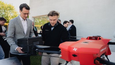 Eine Drohne wird beladen