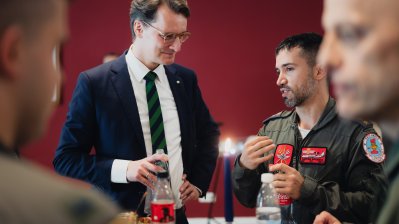 Ministerpräsident Hendrik Wüst im Gespräch mit Soldaten