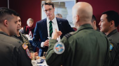 Ministerpräsident Hendrik Wüst im Gespräch mit Soldaten