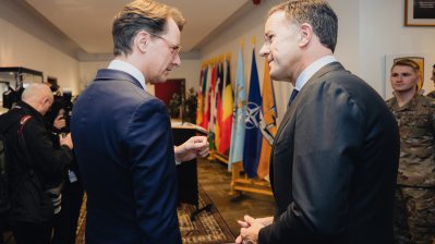 Ministerpräsident Hendrik Wüst und NATO-Generalsekretär Mark Rutte begrüßen sich in einem Raum