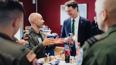 Ministerpräsident Hendrik Wüst im Gespräch mit Soldaten