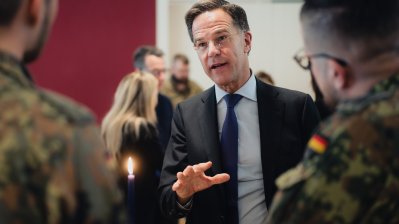 NATO-Generalsekretär Mark Rutte Ministerpräsident im Gespräch mit Soldaten