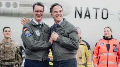 Ministerpräsident Hendrik Wüst und NATO-Generalsekretär Mark Rutte posieren auf der NATO-Air Base Geilenkirchen für ein Foto