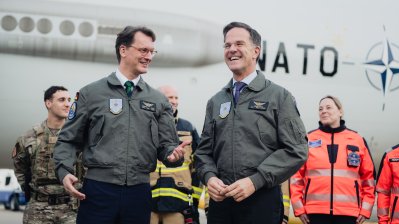 Ministerpräsident Hendrik Wüst und NATO-Generalsekretär Mark Rutte posieren auf der NATO-Air Base Geilenkirchen für ein Foto
