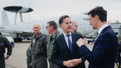 Ministerpräsident Hendrik Wüst und NATO-Generalsekretär Mark Rutte sprechen auf einem Flugfeld