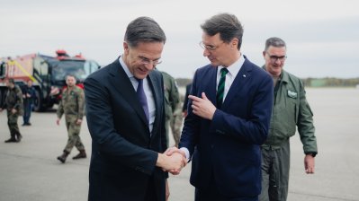 Ministerpräsident Hendrik Wüst und NATO-Generalsekretär Mark Rutte sprechen auf einem Flugfeld