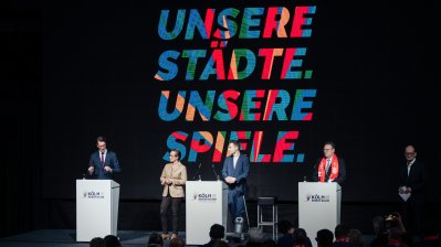 MP Wüst hält eine Rede auf der Bühne