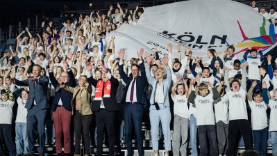 Jubel-Foto mit vielen Kindern