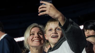 Ein Kind macht ein Selfie mit Britta Heidemann