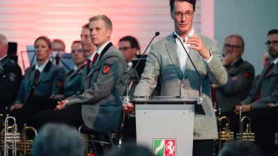 MP Wüst hält eine Rede