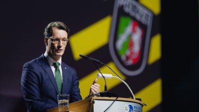 Ministerpräsident Wüst während seiner Rede auf der Bühne