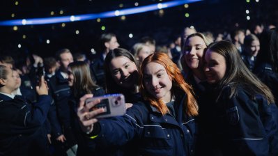 Anwärterinnen und Anwärter machen ein Selfie
