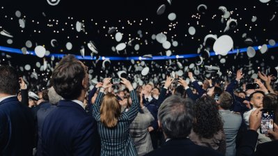 Die Polizeianwärter werfen ihre Mützen in due Luft