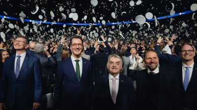 Die Polizeianwärter werfen ihre Mützen in due Luft