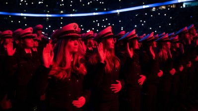 Die Anwärterinnen und Anwärter während ihres Eids