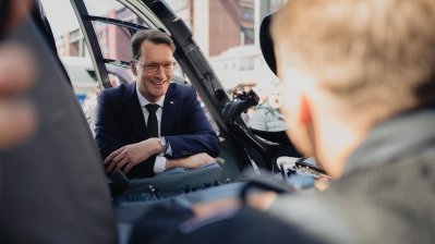 Ministerpräsident Wüst besucht die Ausstellung vor der Lanxess Arena