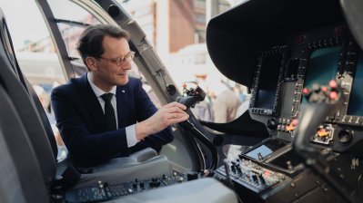 Ministerpräsident Wüst besucht die Ausstellung vor der Lanxess Arena