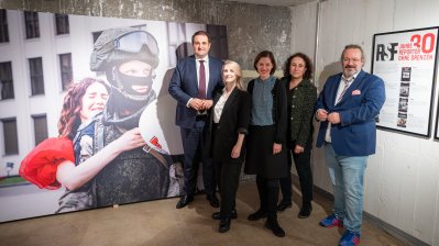 Minister Nathanael Liminski, Fotojournalistin Violetta Savchits, Kuratorin Barbara Stauss, Moderatorin Gemma Pörzgen (Reporter ohne Grenzen) und Dr. Jürgen Joseph Kaumkötter (Zentrum für verfolgte Künste Solingen)