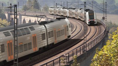 RXX-Zug auf Schienen