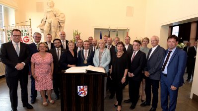 Gemeinsames Foto des Landeskabinetts mit Oberbürgermeister Thomas Geisel sowie den anwesenden Bürgermeistern und Beigeordneten