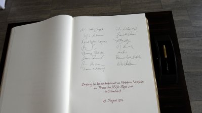 Die Einträge des Landeskabinetts ins Goldenen Buch