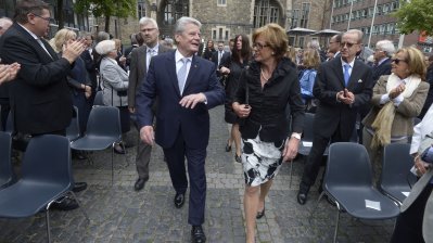 NRW-Kulturministerin Ute Schäfer (r.) und Bundespräsident Joachim Gauck (l.) vor dem Rathaus in Aachen am Donnerstag, 19. Juni 2014.