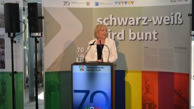 Eröffnung der Wanderausstellung „schwarz-weiß wird bunt - 70 Jahre NRW"