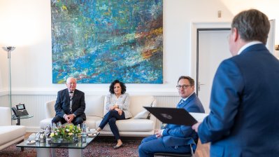 Ministerpräsident Laschet händigt Bundesverdienstorden an den langjährigen Geschäftsführer der Jüdischen Gemeinden im Rheinland Herbert Rubinstein aus