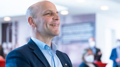 Ministerpräsident Hendrik Wüst und Wissenschaftsministerin Isabel Pfeiffer-Poensgen treffen Prof. Benjamin List