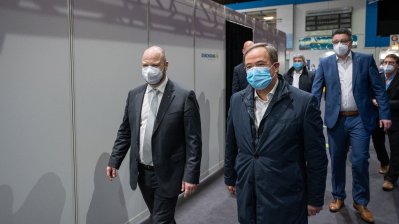 Ministerpräsident Armin Laschet besucht das Impfzentrum der Stadt- und Städteregion Aachen