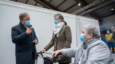 Ministerpräsident Armin Laschet besucht das Impfzentrum der Stadt- und Städteregion Aachen