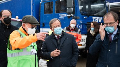 Ministerpräsident Armin Laschet besucht die Drive-in-Impfstation in Schwelm