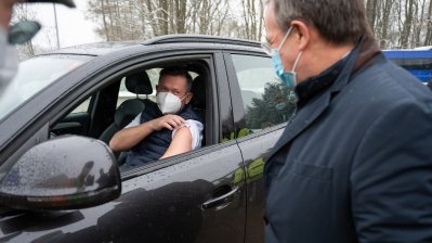 Ministerpräsident Armin Laschet besucht die Drive-in-Impfstation in Schwelm