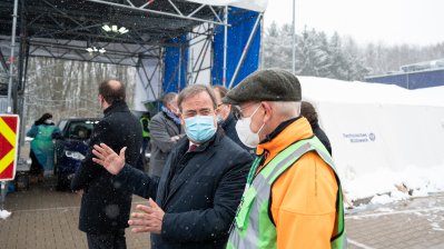 Ministerpräsident Armin Laschet besucht die Drive-in-Impfstation in Schwelm