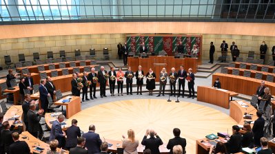 Die Kabinettmitglieder stehen nach der Vereidigung im Plenarsaal