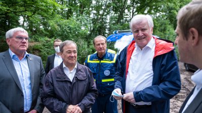 Bundesinnenminister Horst Seehofer und Ministerpräsident Armin Laschet besuchen die Steinbachtalsperre im Kreis Euskirchen