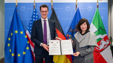 Gruppenfoto vor Flaggen