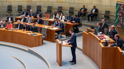 Ministerpräsident Hendrik Wüst spricht am Rednerpult