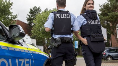 Präsentation der Hightech-Schutzweste in Vor- und Rückansicht