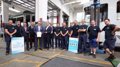 Minister Groschek und Heinz-Jürgen Reining mit dem Werkstattteam der SWB