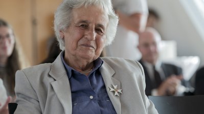 Ministerpräsident Armin Laschet zeichnet Anita Lasker-Wallfisch mit dem Verdienstorden des Landes Nordrhein-Westfalen aus