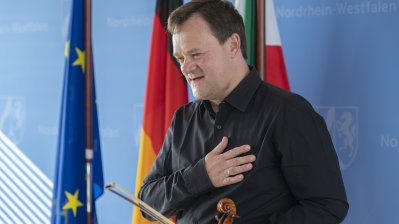 Ministerpräsident Armin Laschet zeichnet Anita Lasker-Wallfisch mit dem Verdienstorden des Landes Nordrhein-Westfalen aus