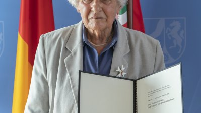 Ministerpräsident Armin Laschet zeichnet Anita Lasker-Wallfisch mit dem Verdienstorden des Landes Nordrhein-Westfalen aus
