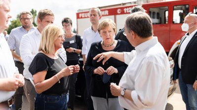 Bundeskanzlerin Angela Merkel und Ministerpräsident Armin Laschet in Bad Münstereifel