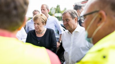 Bundeskanzlerin Angela Merkel und Ministerpräsident Armin Laschet in Bad Münstereifel