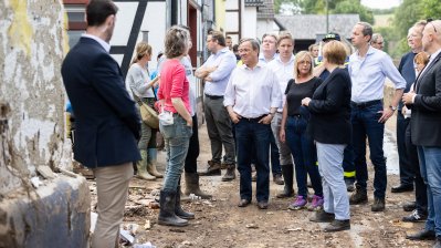 Bundeskanzlerin Angela Merkel und Ministerpräsident Armin Laschet in Bad Münstereifel